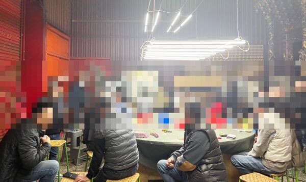 ▲桃園市警局督察室會同大溪警方,於26日凌晨在大溪區偏僻民宅攻堅查獲天九牌職業賭場。(圖/大溪警方提供)