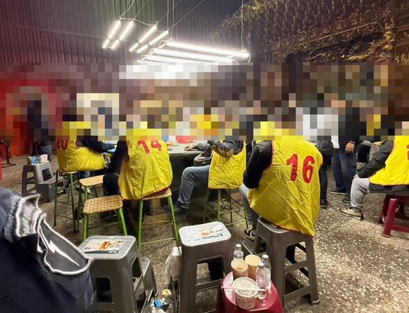 ▲桃園市警局會同大溪警方26日凌晨在大溪區偏僻民宅破獲天九牌職業賭場,43名賭客通通落網。(圖/大溪警方提供)