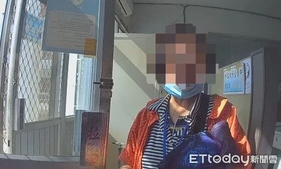 ▲內埔警方助王姓阿嬤返家。(圖/記者陳崑福翻攝)