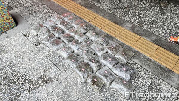 ▲▼ 新北駱駝峰旁海岸有漁民發現一大包大麻,市價破2千萬。(圖/記者郭世賢翻攝,下同)