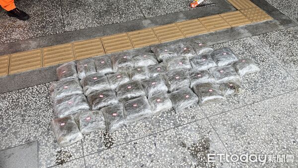 ▲▼ 新北駱駝峰旁海岸有漁民發現一大包大麻,市價破2千萬。(圖/記者郭世賢翻攝,下同)