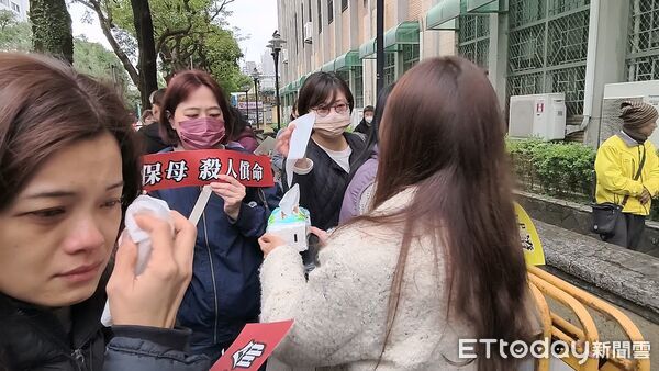 ▲▼剴剴案惡保母姊妹高院二審仍重判,場外「剴剴戰士」聞訊歡呼,多人激動落淚,總召張瓦力受訪坦言深怕會改成輕判,糾結好幾個月。(圖/記者黃哲民攝)