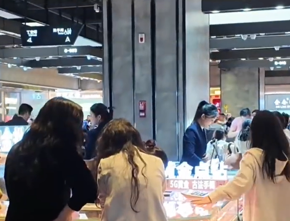 ▲▼水貝市場擠滿顧客。(圖/翻攝自微博)