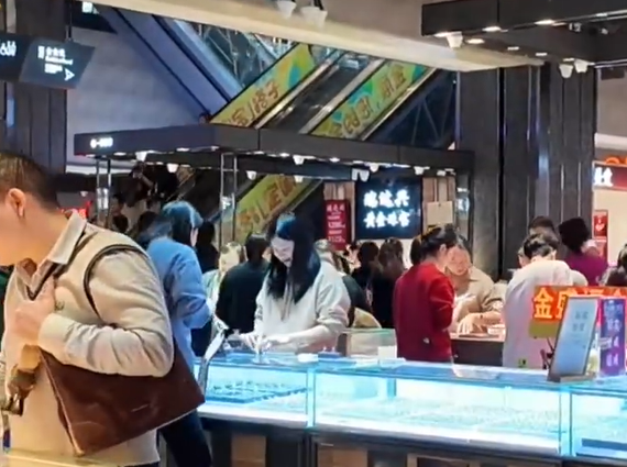▲▼陸「金飾」價格飆漲到店家都怕了。(圖/翻攝自微博)