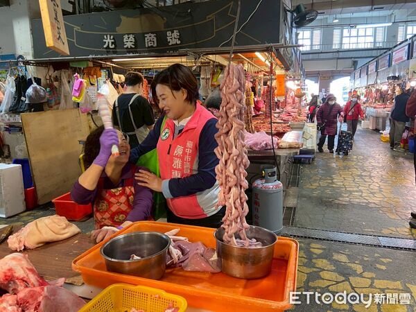 ▲陳雅惠與攤商寒暄互動,了解經營狀況與物價變化。(圖/記者游瓊華翻攝)