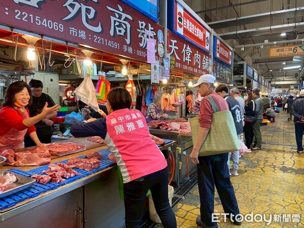 ▲陳雅惠與攤商寒暄互動,了解經營狀況與物價變化。(圖/記者游瓊華翻攝)