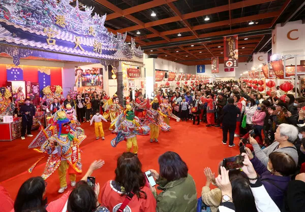 ▲2026世貿年貨大展北港金垂髫電音三太子熱力演出,讓現場氣氛嗨翻天。(圖/貿協提供)