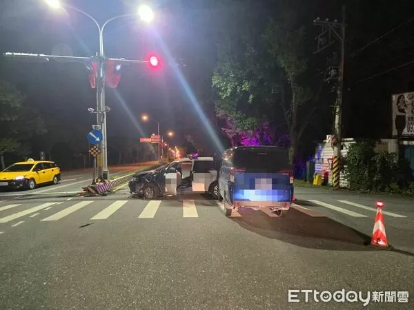 ▲▼巡邏警車自撞分隔島後再碰撞同向自小客車,車頭左側幾撞毀。(圖/吉安警分局提供,下同)
