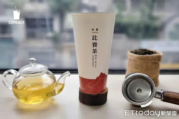 ▲▼COMEBUY熱賣5年的「現萃(冬片)比賽茶」強勢回歸,且同步推出立體茶包選擇,此次更攜手台灣國民零食「可樂果」推出聯名「可樂果黃金起司口味」。(圖/COMEBUY提供)