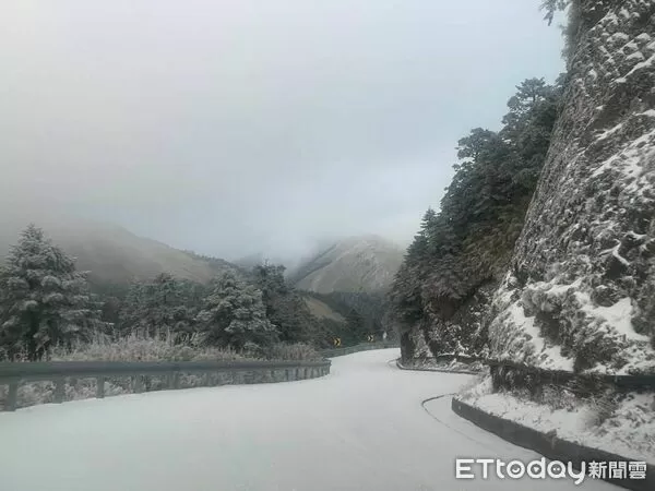 ▲受低溫影響,合歡山區高海拔路段有結冰機率,翠峰至大禹嶺路段入夜車輛只出不進。(圖/記者王兆麟翻攝)