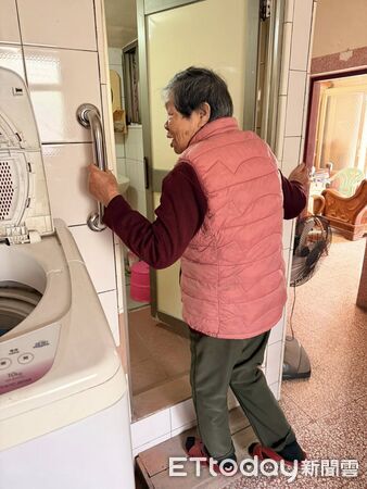 ▲▼ 笁樂種子基金公益協會免費安裝居家扶手,守護獨居長者安全 。(圖/嘉義縣政府提供)