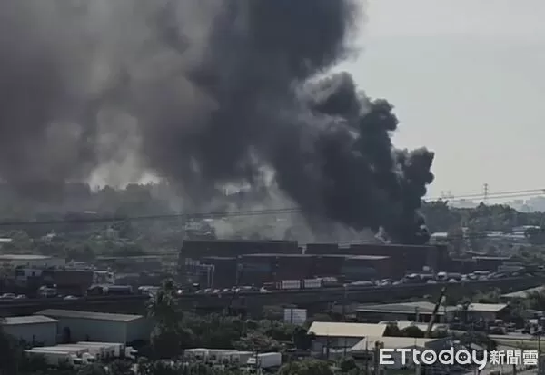 ▲▼快訊/高雄爆資源回收廠火警!濃煙狂竄畫面曝 消防13車前往灌救。(圖/翻攝記者爆料網)