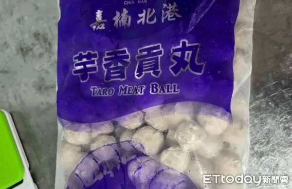 石二鍋台北安居店的「芋香貢丸」標示豬肉,但檢出雞成分。(圖/台北市衛生局提供)
