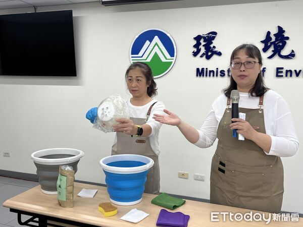 ▲▼家事達人湯慧貞(圖右)與王思慧(左)說明春節大掃除原則。(圖/記者許敏溶攝)