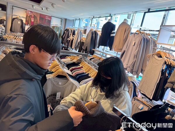 ▲NET送暖不缺席,埔里店封館傳愛,南投家扶兒少歡喜添新衣。(圖/南投家扶中心提供)