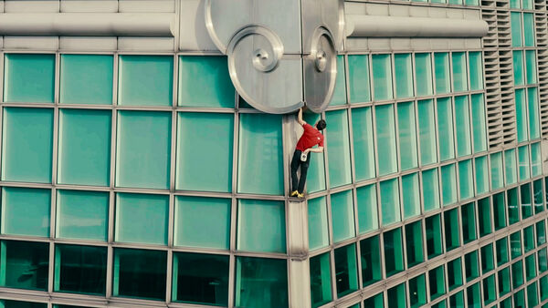 ▲艾力克斯霍諾德(Alex Honnold)挑戰徒手攀登台北101。(圖/Netflix提供)