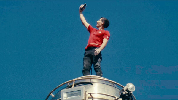 ▲艾力克斯霍諾德(Alex Honnold)挑戰徒手攀登台北101。(圖/Netflix提供)