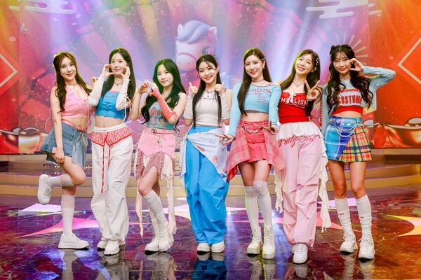 ▲南韓女神南珉貞等啦啦隊前進民視除夕特別節目。(圖/民視提供)