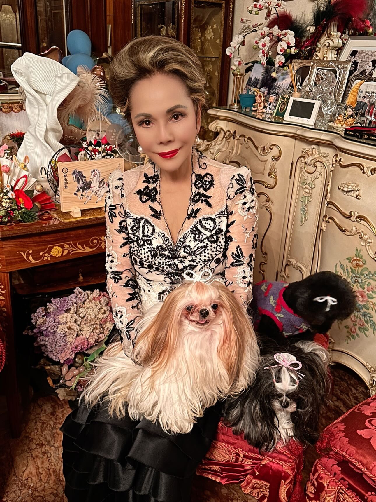 ▲▼黛薇夫人捲施暴案「喊告警察」。(圖/翻攝自Instagram/dewisukarnoofficial)