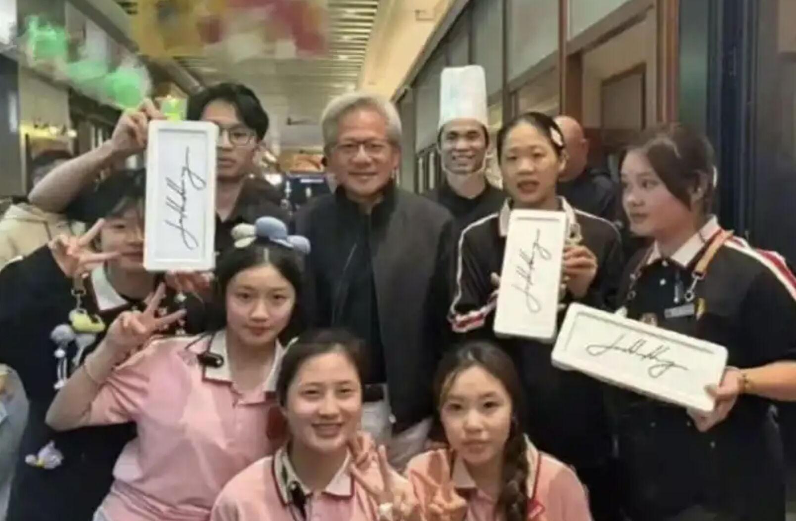 ▲黃仁勳現身深圳吃牛肉火鍋,用餐後親切替員工簽名及合照。(圖/翻攝深圳特區報)