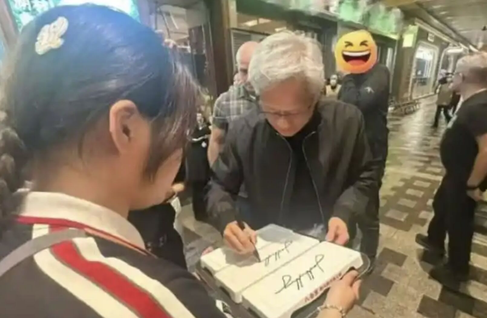 ▲黃仁勳現身深圳吃牛肉火鍋,用餐後親切替員工簽名及合照。(圖/翻攝深圳特區報)