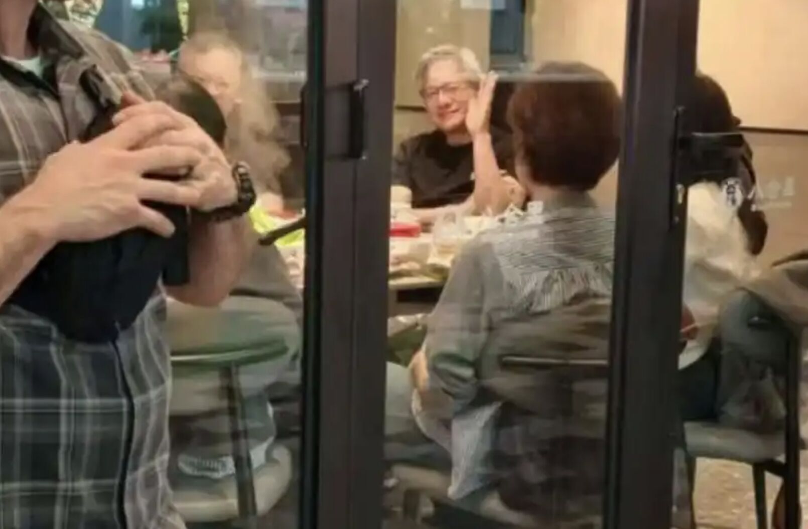 ▲黃仁勳現身深圳吃牛肉火鍋,用餐後親切替員工簽名及合照。(圖/翻攝深圳特區報)