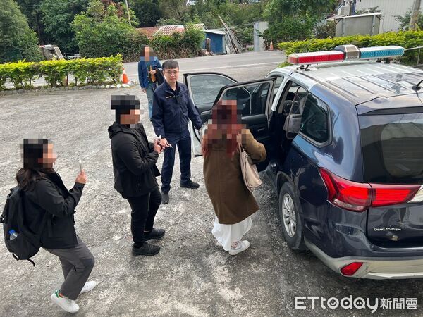 ▲暖警主動協助外籍旅客。(圖/記者楊晨東翻攝)