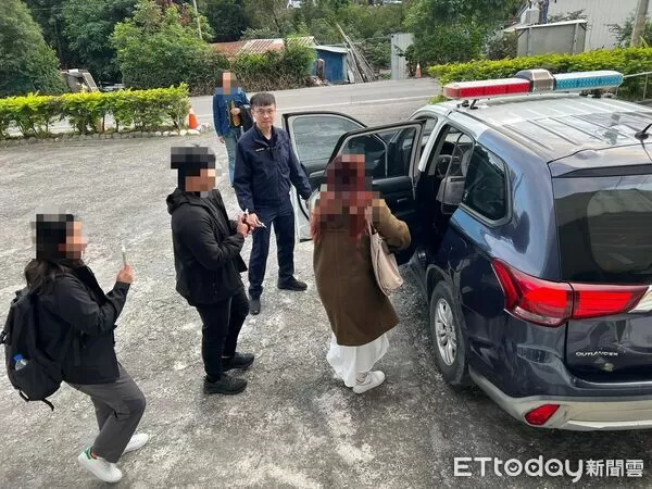 ▲暖警主動協助外籍旅客。(圖/記者楊晨東翻攝)