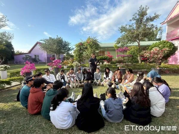 ▲台東兒少代表迎新送舊展現世代傳承。(圖/記者楊晨東翻攝)