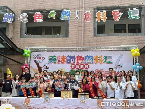 ▲台南市第七屆學校午餐廚藝競賽登場,30校校廚以「美味調色盤料理」為主題進行現場實作。(記者林東良翻攝,下同)