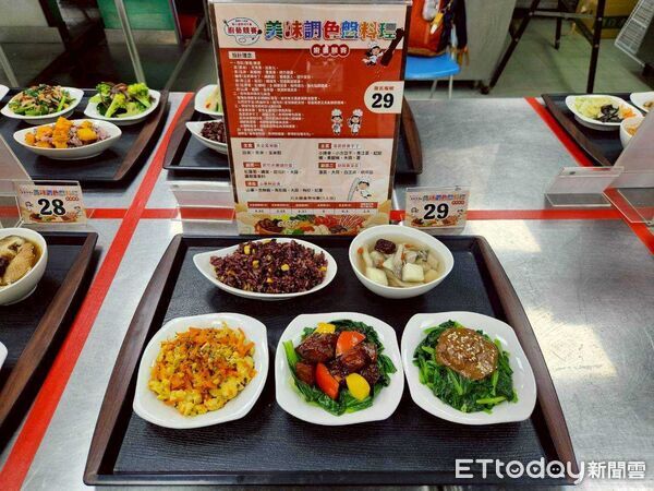 ▲台南市第七屆學校午餐廚藝競賽登場,30校校廚以「美味調色盤料理」為主題進行現場實作。(記者林東良翻攝,下同)