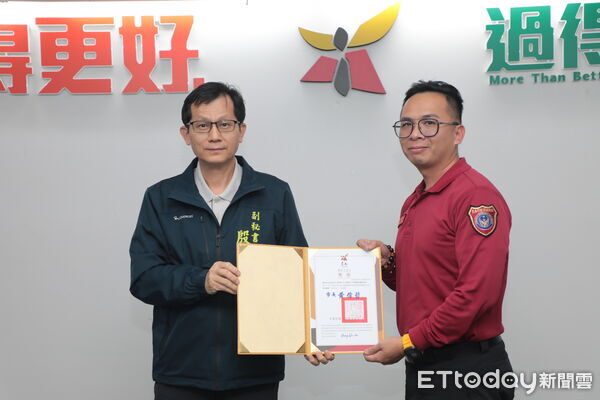 ▲南消第四大隊新市分隊隊員黃科樺研發「救護車右方視覺輔助觀看系統」,榮獲市府創新提案競賽特優。(記者林東良翻攝,下同)