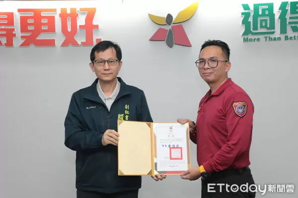 ▲南消第四大隊新市分隊隊員黃科樺研發「救護車右方視覺輔助觀看系統」,榮獲市府創新提案競賽特優。(記者林東良翻攝,下同)