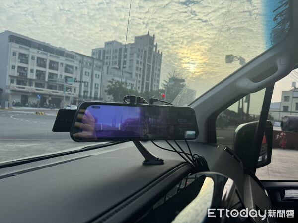 ▲南消第四大隊新市分隊隊員黃科樺研發「救護車右方視覺輔助觀看系統」,榮獲市府創新提案競賽特優。(記者林東良翻攝,下同)