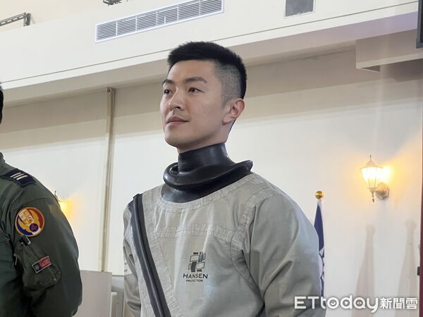 ▲空軍「 OTS-600型防寒飛行衣」,由飛官蕭睿甫上尉27日穿著亮相。(圖/記者蘇靖宸攝)