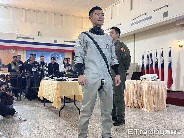 ▲▼空軍「 OTS-600型防寒飛行衣」,由飛官蕭睿甫上尉27日穿著亮相。(圖/記者蘇靖宸攝)