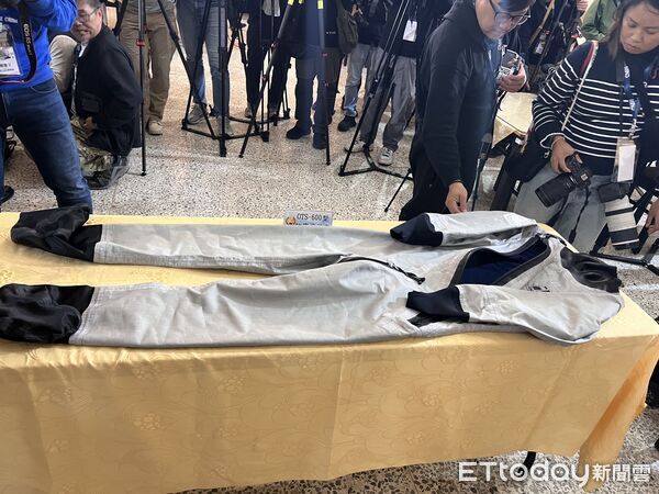 ▲▼空軍「 OTS-600型防寒飛行衣」,由飛官蕭睿甫上尉27日穿著亮相。(圖/記者蘇靖宸攝)