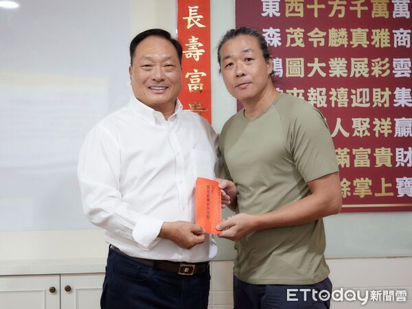 ▲東森集團總裁王令麟頒發AI應用獎金給表現優異的同仁,鼓勵全體員工以AI創新思維提升工作效率與數位能力。(圖/東森集團提供)