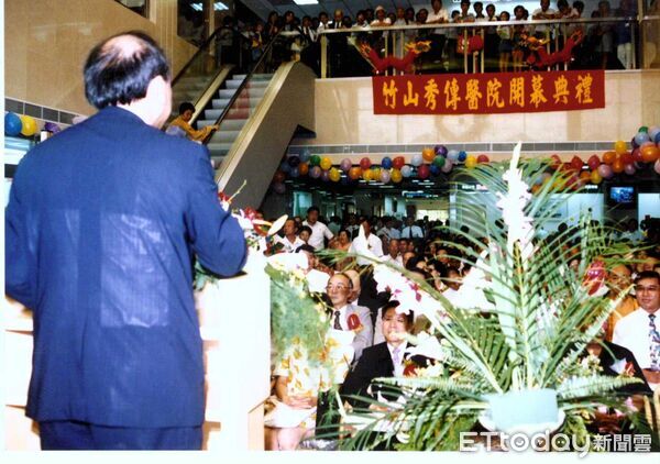 ▲▼竹山秀傳醫院大廳29年手扶梯拆除。(圖/竹山秀傳醫院提供)