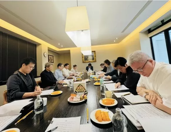 ▲▼總統賴清德在官邸與台美關稅談判團隊開會時,請大家吃芒果。(圖/總統府提供)