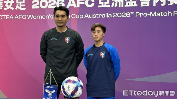▲中華女子足球隊泰國籍總教練查克摩爾(Prasobchoke Chokemor)、隊長陳英惠。(圖/記者蔡厚瑄攝)