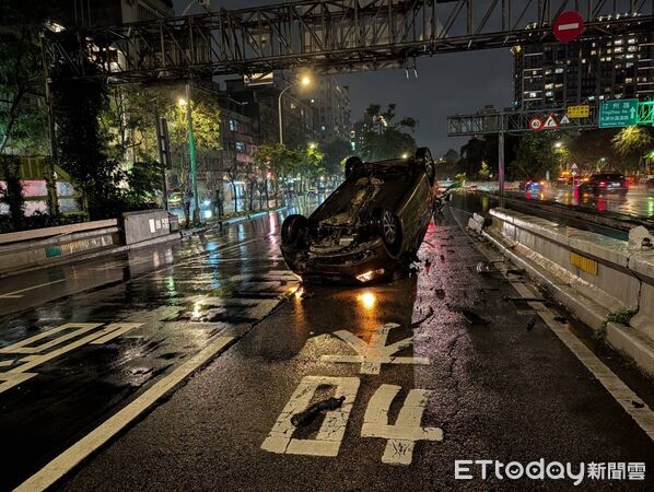 ▲27日晚間北市大安區建高匝道一休旅車撞擊內側分隔島後翻覆,駕駛送醫。(圖/記者張君豪翻攝)