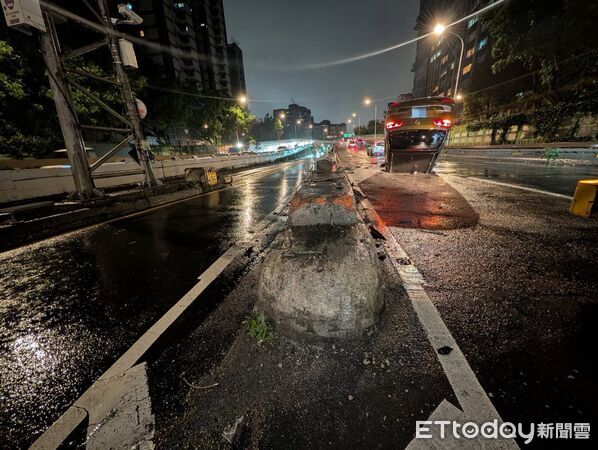 ▲27日晚間北市大安區建高匝道一休旅車撞擊內側分隔島後翻覆,駕駛送醫。(圖/記者張君豪翻攝)