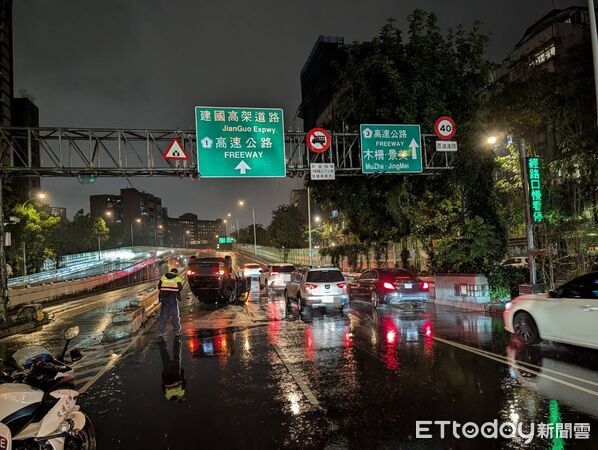 ▲27日晚間北市大安區建高匝道一休旅車撞擊內側分隔島後翻覆,駕駛送醫。(圖/記者張君豪翻攝)