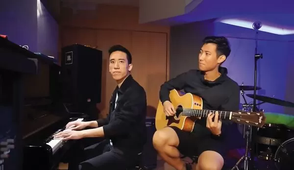 伍靖(左)與美籍網紅劉沛(右)頗有交情,2人偶爾合作表演。(翻攝劉沛臉書)