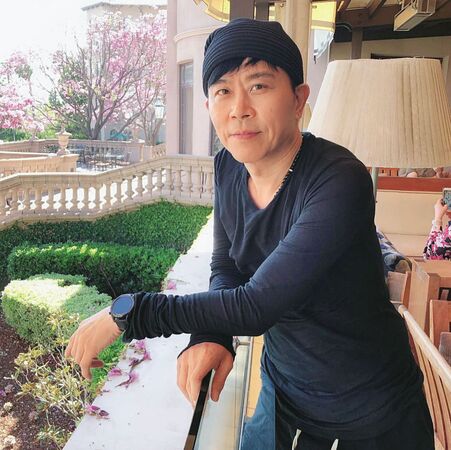 今年59歲的伍思凱(圖)曾是金曲歌王,近年淡出台灣演藝圈。(翻攝伍思凱臉書)