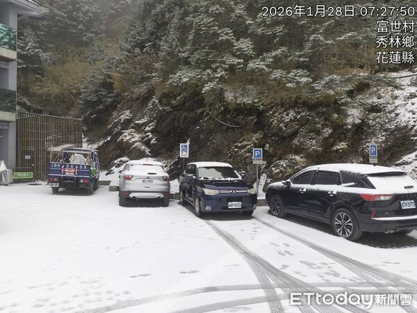 ▲合歡山28日清晨下雪,現場畫面曝光。(圖/記者高堂堯翻攝,下同)