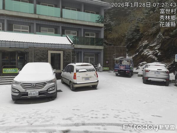 ▲合歡山28日清晨下雪,現場畫面曝光。(圖/記者高堂堯翻攝,下同)