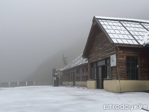 ▲合歡山28日清晨下雪,現場畫面曝光。(圖/記者高堂堯翻攝,下同)