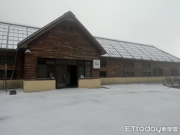 ▲合歡山28日清晨下雪,現場畫面曝光。(圖/記者高堂堯翻攝,下同)
